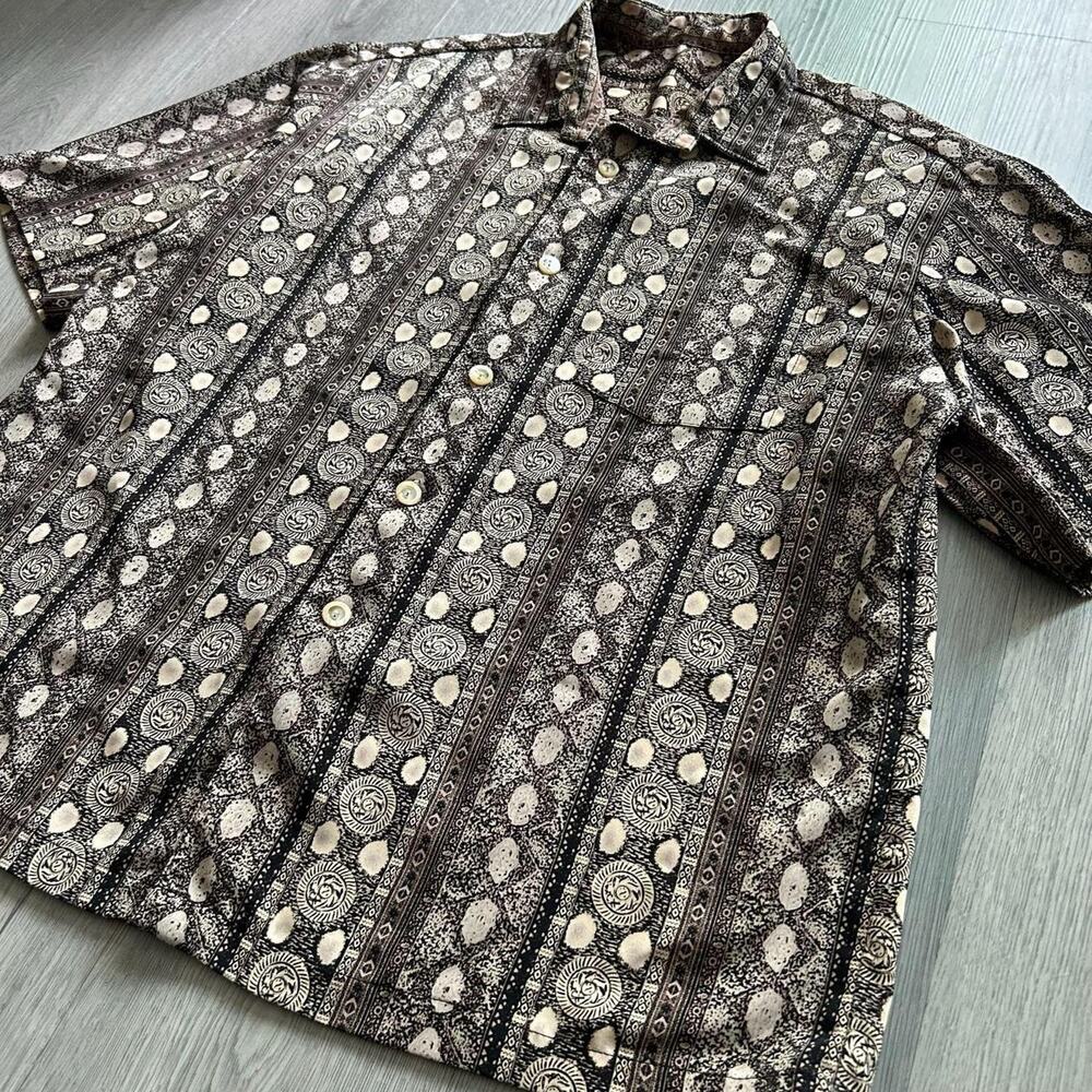 Vintage 60s - 70s rayon feel patterned short sleeve button down hawaiian shirt